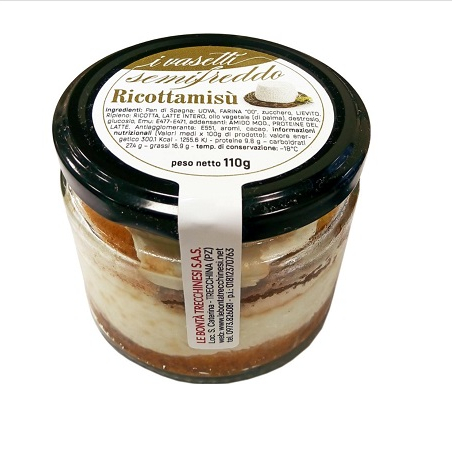 Типичный итальянский десерт semifreddo в стекле, whit ricottamisu