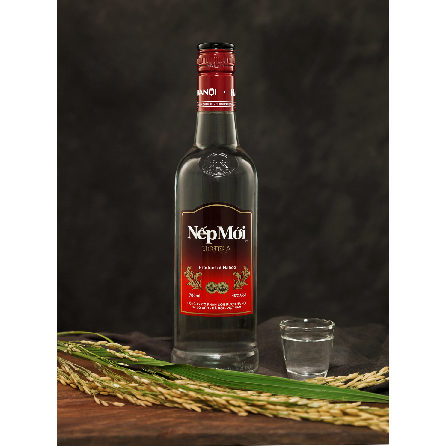 Стеклянная бутылка вьетнамского вина высокой чистоты для водки Nep Me New Rice 40% vol 700ml