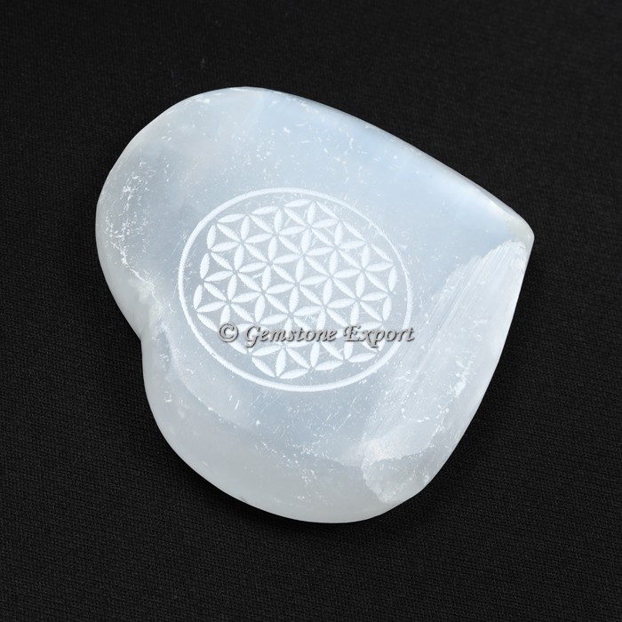 Выгравированный цветок жизни на Selenite Puffy Heart
