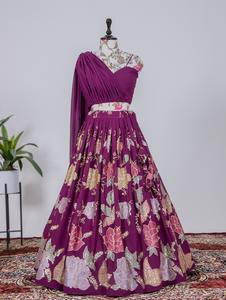 Vêtements de mariage de styliste de meilleure qualité, CHOLI LEHENGA en velours au meilleur prix de gros avec broderie pour femmes - Product Image 2