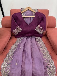 Conjunto de Sari de diseñador | Sari de seda crujiente con trabajo de hilo de secuencia y blusa Mono Benglori - Product Image 4