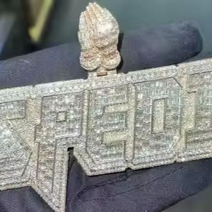 Colgante de Moissanita Personalizado de Lujo con Nombre, Estilo Hip Hop, Chapado en Oro de 18K sobre Plata de Ley, con Engaste Premium - Product Image 5