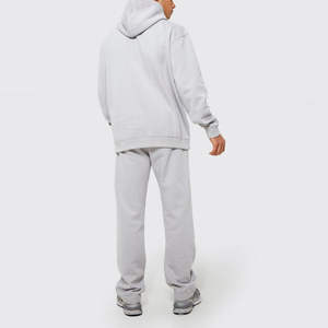 ชุดวอร์มสีเทาอ่อนแบบดิสเทรสสำหรับผู้ชาย เสื้อฮู้ดแบบสวมหัวและกางเกงจ็อกเกอร์ ชุดสตรีทแวร์ขาดๆ สำหรับฤดูหนาว ชุดกีฬาแบบสั่งทำ ขายส่ง - Product Image 5