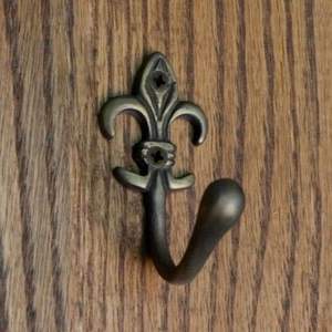 Ganchos de pared de hierro rústico con detalles de desplazamiento clásicos, perfectos para el almacenamiento de entrada en interiores temáticos tradicionales - Product Image 6