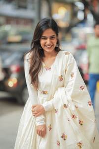 Elegante vestido Anarkali de algodón con Dupatta elegante y ligero Ideal para mujeres Ropa de fiesta étnica para festivales y uso diario - Product Image 4