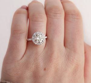 แหวนหมั้นเพชร CZ ทรงกลมตัด11มม. พร้อมรัศมีและสายสีเงิน | เครื่องประดับแต่งงานสุดหรู - Product Image 3