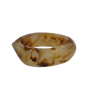 Bracelet contemporain en résine marbrée couleur crème, forme irrégulière, durable, fait main, imperméable, écologique, finition haute brillance - Product Image 1