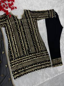 Élégante tenue Salwar Kameez avec haut chinois à paillettes fantaisie Dupatta pour engagements Sangeet et fonctions culturelles - Product Image 4