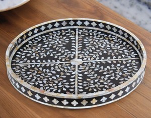 Bandeja redonda moderna hecha a mano para decoración del hogar Diseño floral negro con Incrustaciones de nácar - Product Image 1