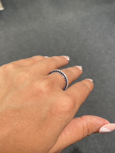 Anillo de Boda Elegante de Platino con Tres Lados Adornados con Diamantes Cultivados en Laboratorio y Detalles de Zafiro Azul, Anillo de Aniversario de Bodas - Product Image 2