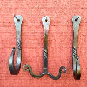 Gancho de pared de hierro fundido rústico montado en la pared para organizar toallas, abrigos, llaves, bufandas y sombreros en cualquier espacio vital - Product Image 1