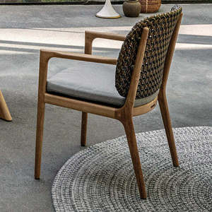Fauteuil de salle à manger de jardin moderne Afifah en cadre en bois de teck massif et dossier en rotin et siège en mousse pour une utilisation intérieure et extérieure. - Product Image 2