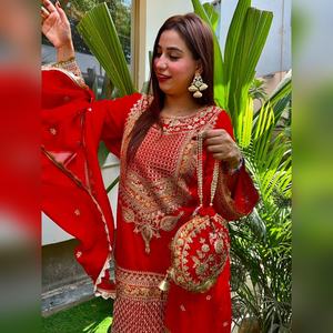 ชุดเสื้อผ้าสตรีแบบพรีเมียม ผ้าจอร์เจตต์ ประกอบด้วยเสื้อและกางเกงขายาวปักลายด้วยด้ายอย่างดี พร้อมผ้าคลุมไหล่ผ้าจอร์เจตต์ เหมาะสำหรับใส่ในโอกาสสบายๆ - Product Image 2