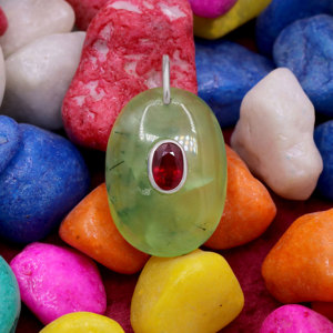Pendentif en pierre précieuse prehnite et rubis naturel de haute qualité en argent Sterling 925 massif bijoux faits à la main pour la vente en gros - Product Image 4