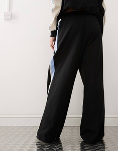 ชุดวอร์มผู้หญิงแบบ OEM สีสันตัดกัน ดีไซน์แพทช์เวิร์ค เสื้อแจ็คเก็ตคอตั้งแบบซิปและกางเกงขายาวทรงกว้าง ชุดออกกำลังกายสองชิ้น - Product Image 5