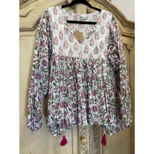 Blusa Gypsy - Estampado Floral Rosa, Cuello con Lazo de Gasa, con Encaje y Mangas con Volantes, Talla Única Casual para Primavera - Product Image 1