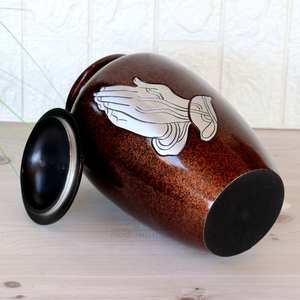 Urna de metal con manos rezando para cenizas Urnas de cremación con tapa para regalos conmemorativos funerarios humanos en memoria amorosa - Product Image 2