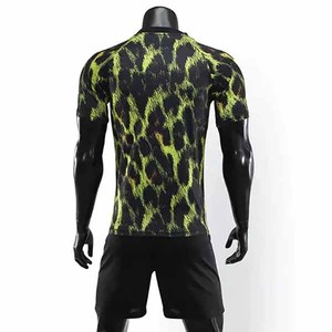 Uniforme de Fútbol Personalizado por Sublimación, Mangas Cortas, 100% Poliéster, Ligero, Transpirable, de Secado Rápido, Antibacteriano, Cuello en V - Product Image 5