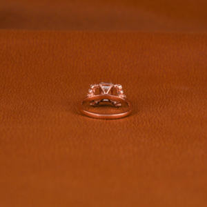 Nouveau style à la mode plaqué or rose 18KT bague de fiançailles et de mariage coupe émeraude diamant cultivé en laboratoire cadeau certifié IGI pour les femmes - Product Image 3