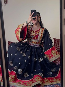 Robe de mariée ultra longue de luxe en soie afghane marron, fortement brodée avec des motifs miroir et des pièces de monnaie métalliques traditionnelles, volume complet - Product Image 3