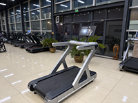 Treadmill Komersial SK dengan Area Lari 1570x600mm, Motor AC 3HP, Kecepatan 20 KPH, dan Kemiringan 20 Persen untuk Latihan Kardio di Gym