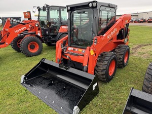 Kubota SSV75 2024, mini-chargeuse sur pneus, 74,3 ch brutes, moteur 4 cylindres, capacité de charge nominale de 2 690 lb, levage vertical, deux vitesses. - Product Image 1
