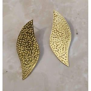 Boucles d'oreilles Huggie en laiton faites à la main, plaquées or, design vintage avec pendentif, pour mariages et soirées, avec accents de perles et de diamants - Product Image 3