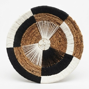 Panier mural en macramé en écorce de bananier naturelle, plateau rond peu profond à blocs de couleur abstraits, décoration artistique pure pour la mise en scène de la pièce, artisanat bohème - Product Image 1