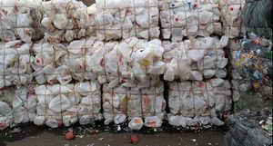 Chatarra de botellas de leche de HDPE lavada en frío disponible en fardos - Product Image 3