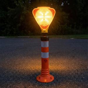 Ensemble de délimiteurs triangulaires solaires orange pour la sécurité routière, fabriqués en matériaux durables ABS, PC et aluminium - Product Image 2
