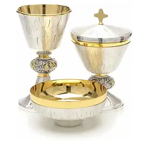 Moderner Luxus Ciborium Christian Kelch mit Paten OEM Custom ized Neueste Design Hand gefertigte gravierte religiöse heilige Tasse Kelch