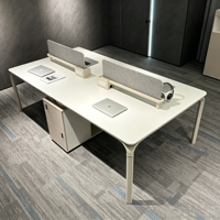 Bureau de travail moderne pour 4 personnes avec cloison en tissu