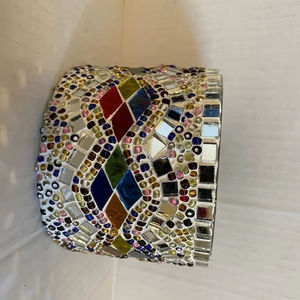 Fournisseur de premier plan de mosaïques de cire d'abeille multicolores personnalisées - Bougies votives artisanales très parfumées pour la décoration de Noël, style moderne, pour le marché. - Product Image 1