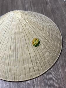 Chapeau de feuille de palmier en bambou conique traditionnel du Vietnam avec le prix bon marché de l'usine chapeau en bambou imperméable de haute qualité Vietnam - Product Image 6