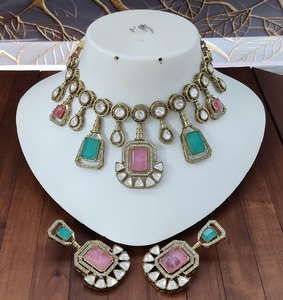 Ensemble de collier en pierre de Doublet Moissanite Tiyani Kundan Finition de qualité supérieure Ensemble de collier en laiton Parfait pour les fêtes, les occasions festives - Product Image 3