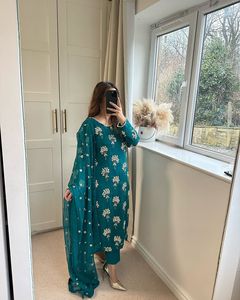 Nouveau concepteur indien fête de mariage porter Chinon soie lourde séquence broderie travail haut et pantalon avec Latkan travail dentelle Dupatta - Product Image 3