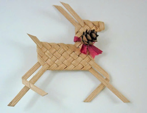 Décoration festive de renne de foin biologique fabriquée à la main | Accent de vacances rustique durable pour les cadeaux et la maison - Product Image 2