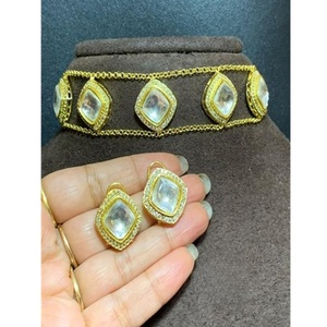 Collier Kundan élégant Royal Fusion serti de boucles d'oreilles à maillons plaquées or pour les fiançailles de fête des femmes et des filles en laiton - Product Image 2