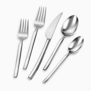 Tenedor y cuchara de diseñador más vendido, cuchillo pulido mate plateado de acero inoxidable, tenedor, cuchara, mango largo, lujo moderno - Product Image 1