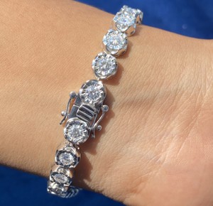 Preciosa Pulsera de Tenis con Diamantes Moissanite de Corte Redondo en Claridad VVS para Mujer en Plata de Ley 925 - Product Image 5