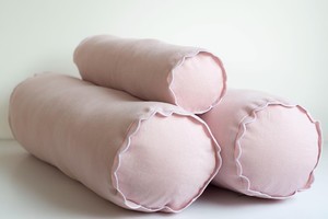 Housse de coussin en lin rose poudré avec des bords festonnés blancs Fermeture éclair cachée Disponible en plusieurs tailles - Product Image 2