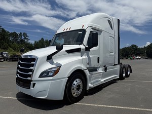 2021 Freightliner Cascadia 126 avec un bon kilométrage disponible pour l'expédition dans le monde entier - Product Image 2