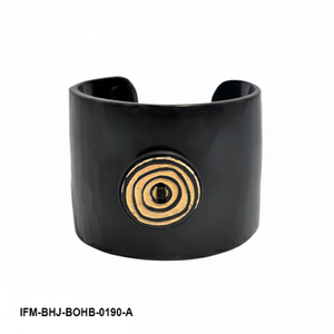 Brazalete Artesanal de Cuerno de Búfalo Negro con Medallón Espiral Incrustado, Joyería Étnica Chic Natural y Sostenible - Product Image 2