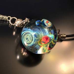 2024 venta al por mayor creativo hecho a mano que brilla en el cielo azul oscuro nubes resina collar luminoso para mujeres - Product Image 1