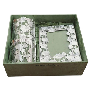 Marco de fotos de metal plateado hecho a mano con dos tarros de almacenamiento decorativos Juego de regalo Premium Ideal para bodas y decoración festiva - Product Image 4