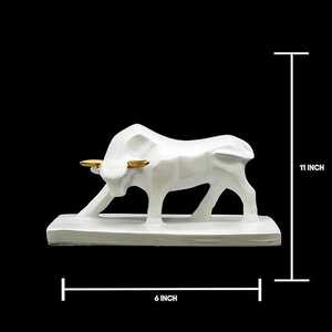 Estatua Geométrica de Toro |   Escultura de Resina Blanca con Cuernos Dorados - Product Image 2