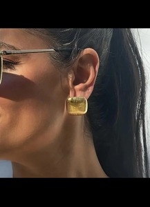 Clous d'oreilles élégants à la mode avec un look moderne, parfaits pour un usage quotidien et un habillage de fête disponibles à la vente - Product Image 2