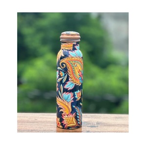 Bouteille en cuivre pur au design moderne et élégant pour une hydratation élégante combinant les avantages de bien-être de l'ayurveda avec la durabilité pour un usage quotidien - Product Image 4