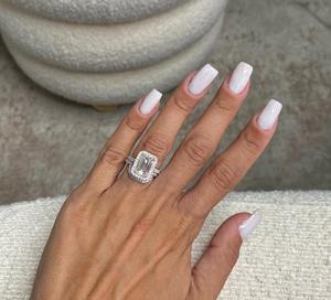 แหวนเพชรทรง Emerald Cut น้ำหนัก 4.75 กะรัต เกรด F VVS2 เพชรเลี้ยงในห้องปฏิบัติการ ประดับด้วยเพชรรอบวง ตัวเรือนทองคำขาว 18K แหวนหมั้นพร้อมแหวนแต่งงานเข้าชุด - Product Image 4
