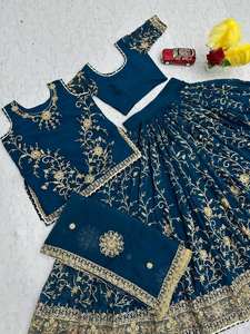 Top en soie crêpe brodé lourd de créateur indien exclusif Lehenga coloré Zari séquence dentelle bordure Dupatta pour la fête - Product Image 4